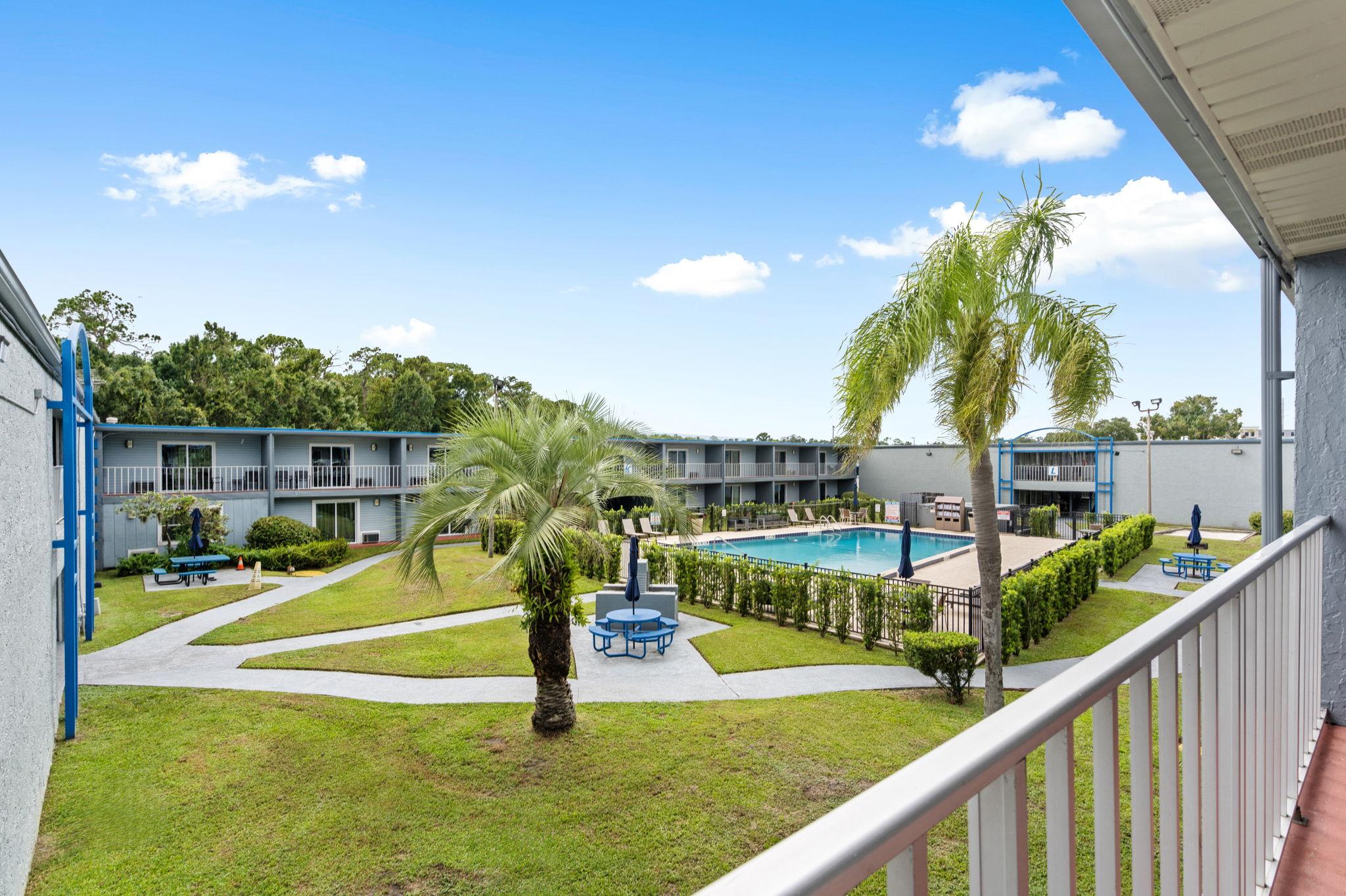 Vista Piscina Celebration Suites