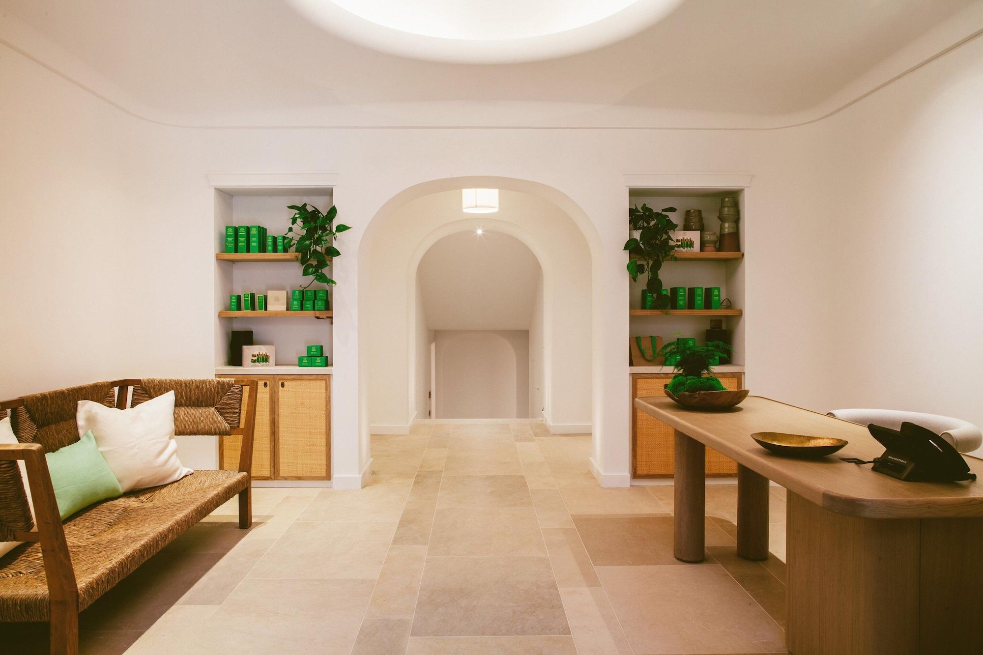 Vista Lobby Lou Pinet
