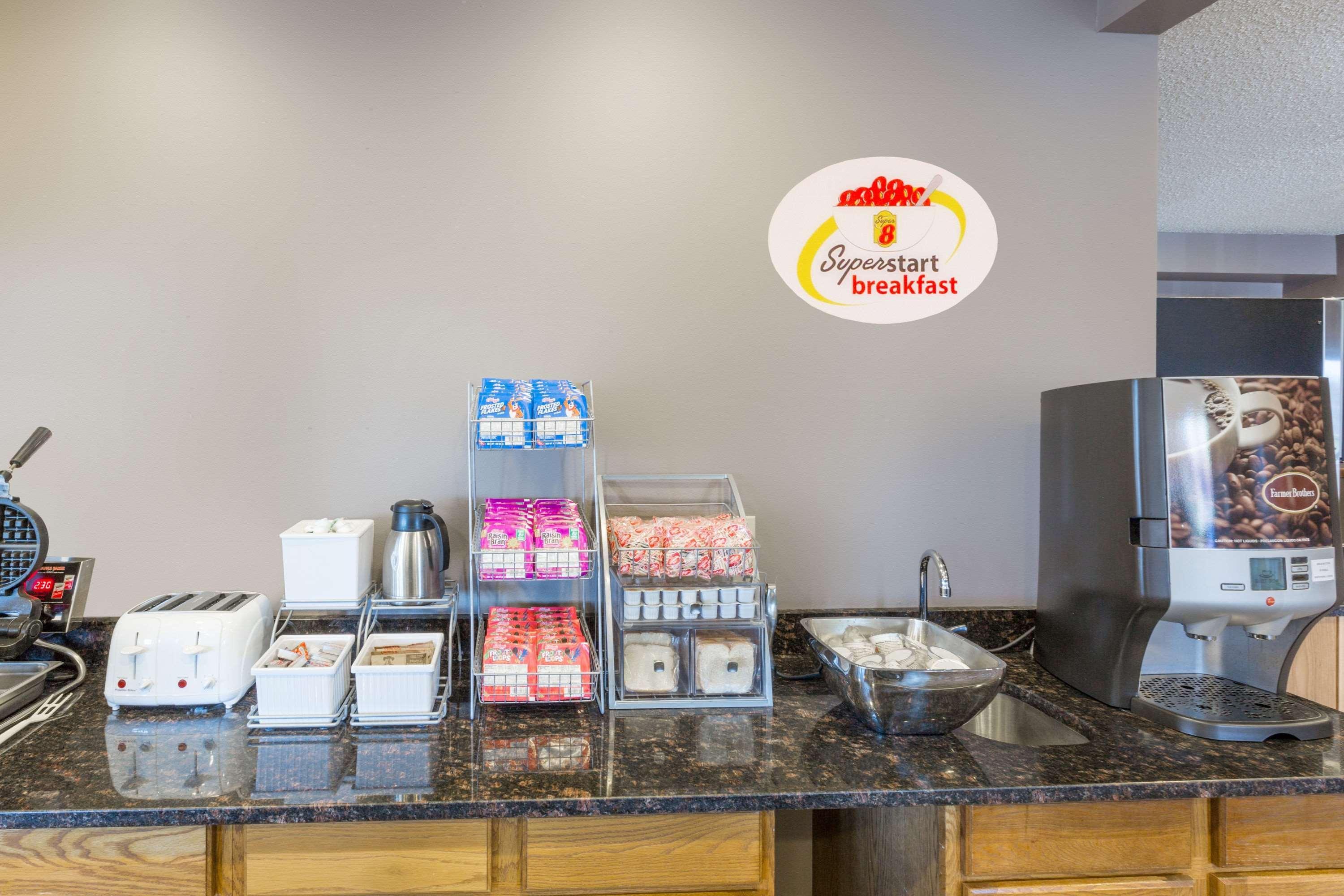 Restaurant Super 8 by Wyndham Carroll/East