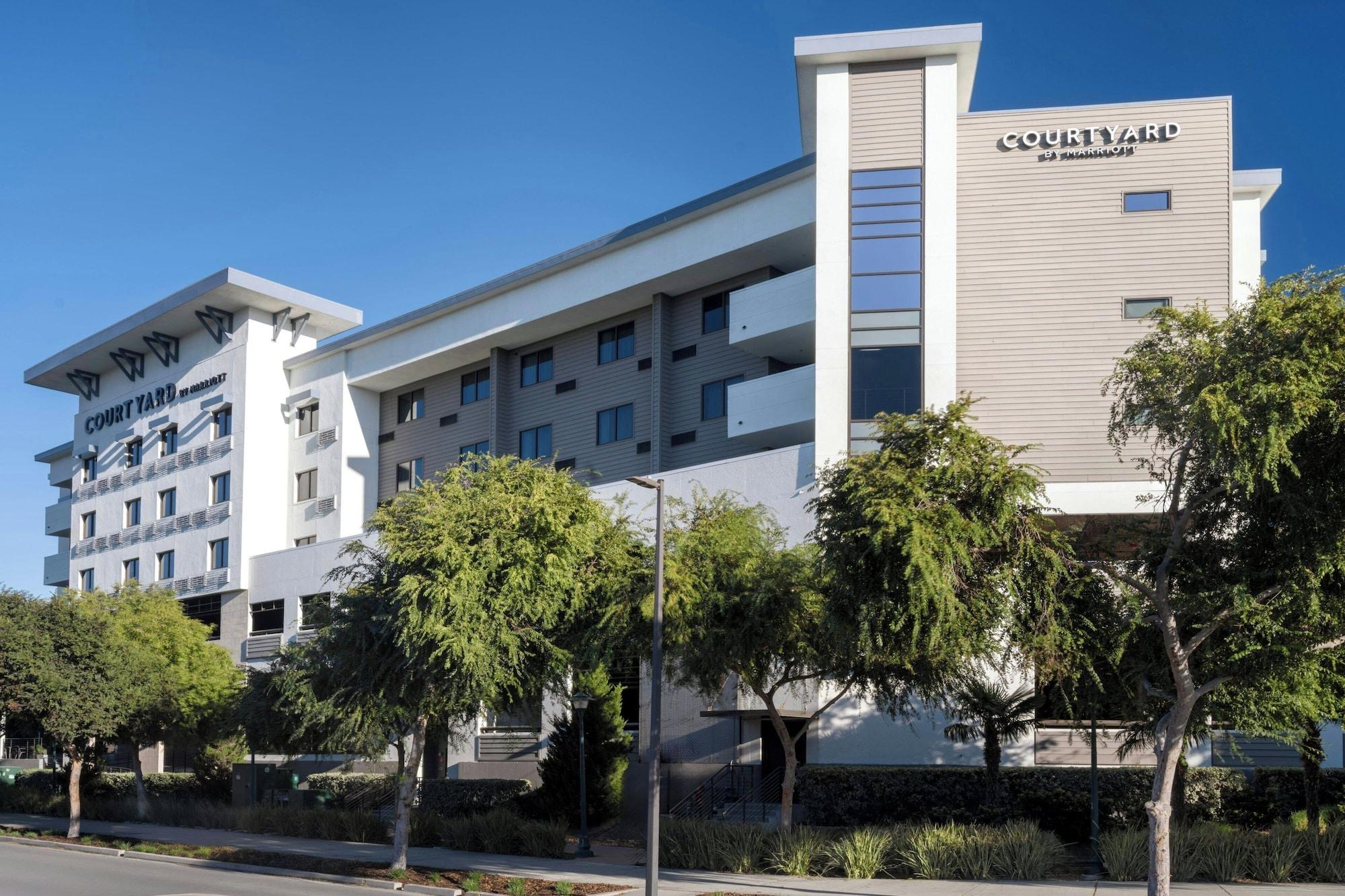 Vista Exterior Courtyard by Marriott Redwood City