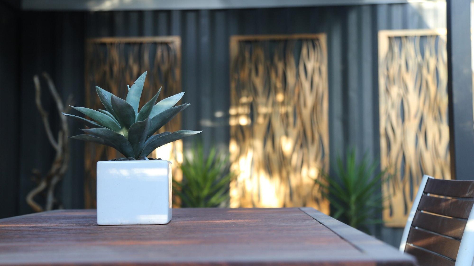 Vista Exterior Irongate Studio