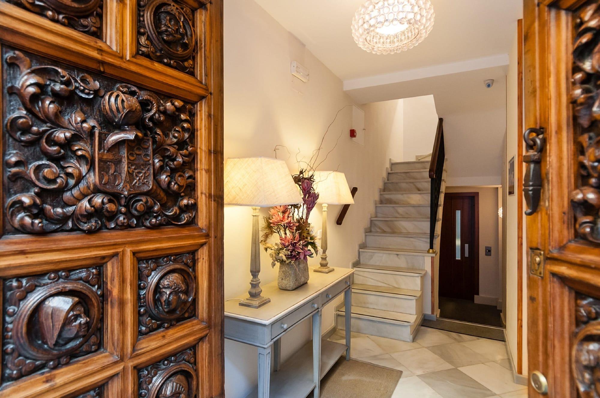 Vista Exterior Suites Murillo Alcazar