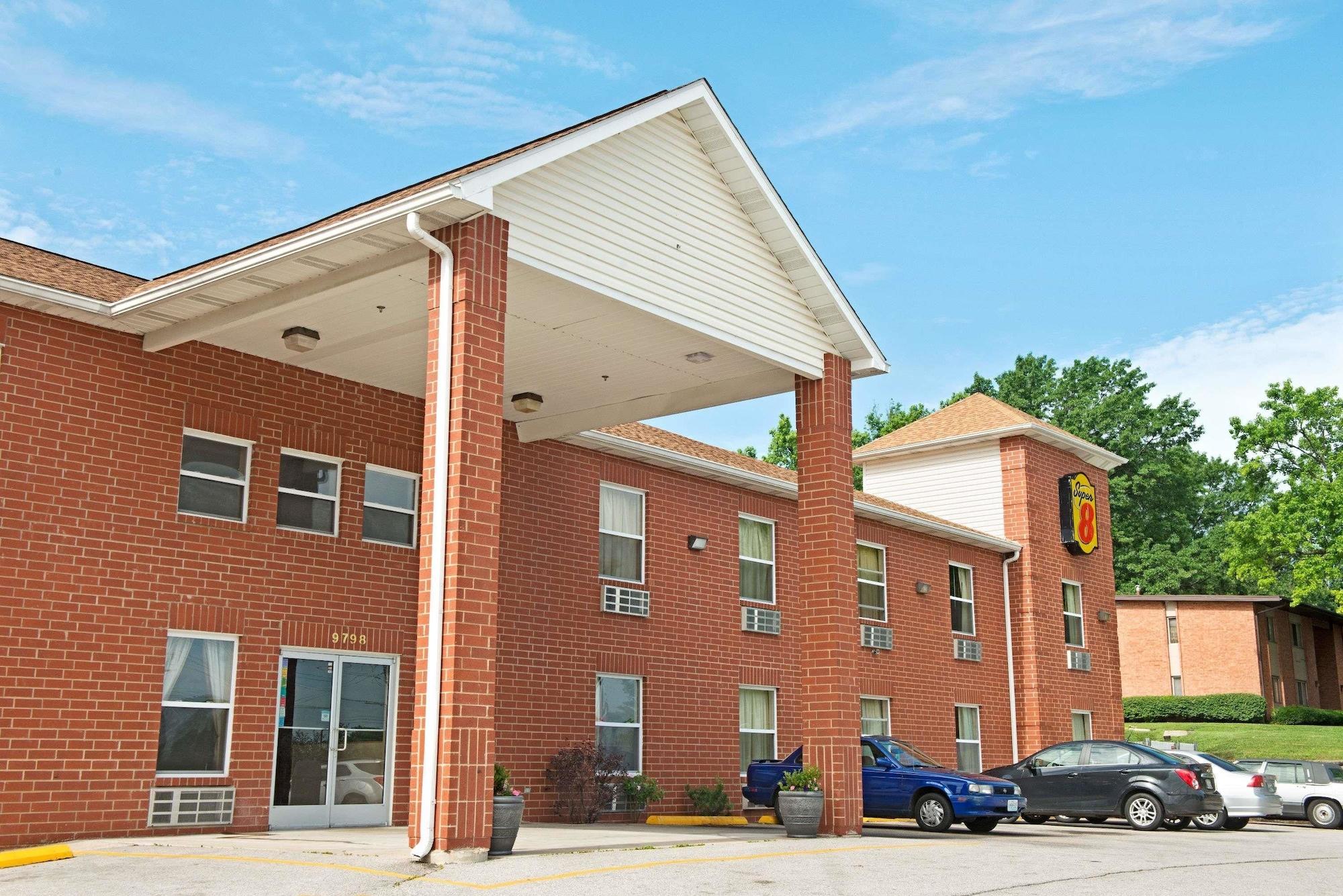 Varios Super 8 by Wyndham St. Louis Airport