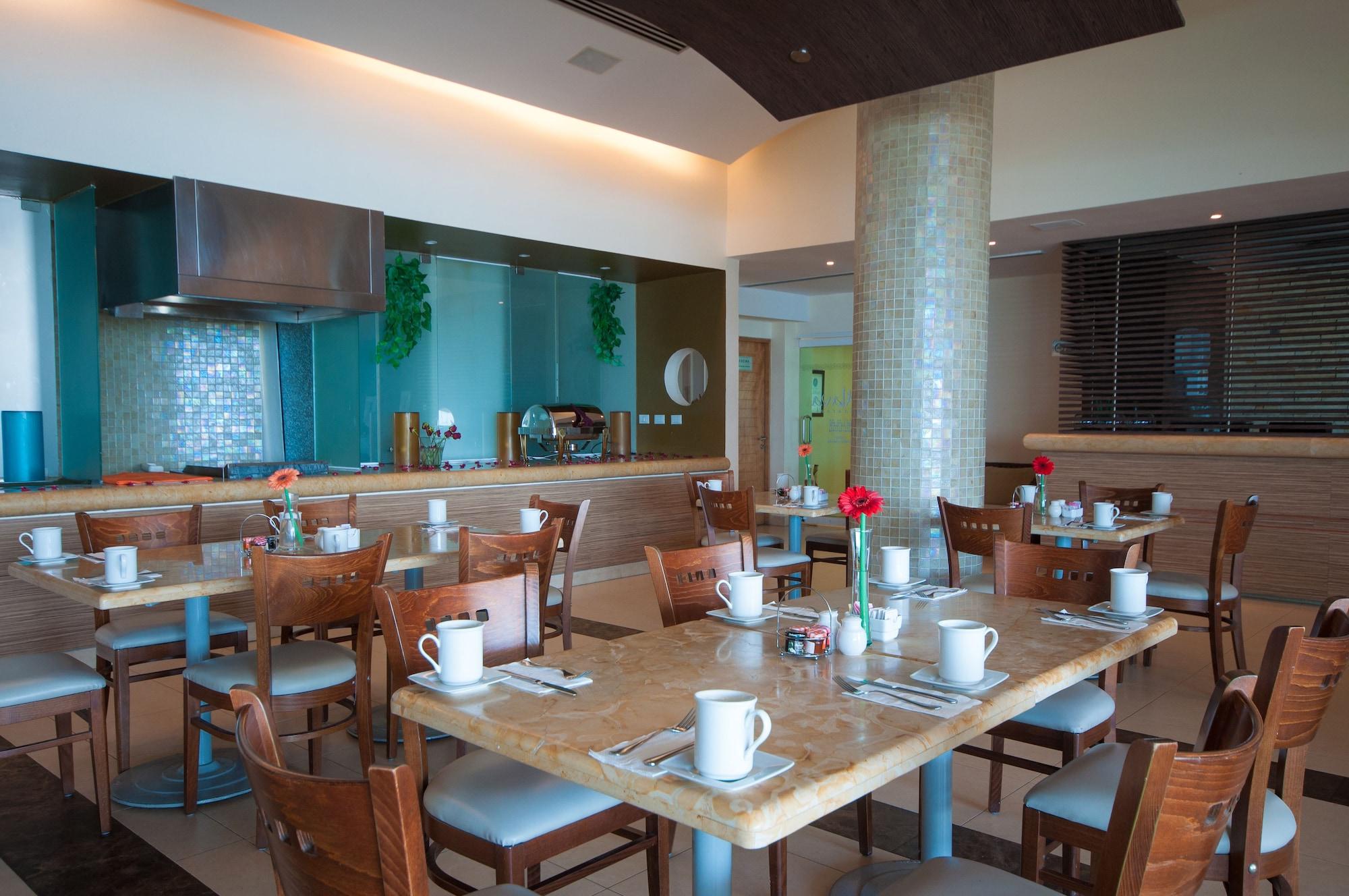 Restaurant Artisan Family Hotels And Resorts Playa Esmeralda