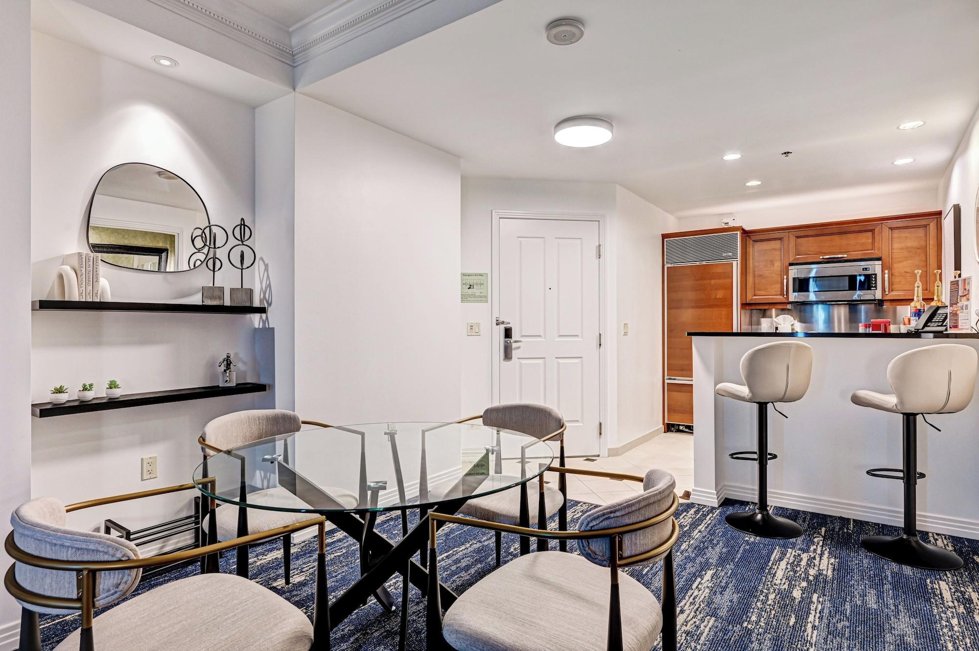 Restaurant Deluxe Balcony Strip View Suite