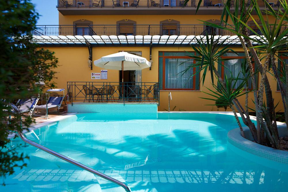 Vista da piscina Hotel Zi Teresa