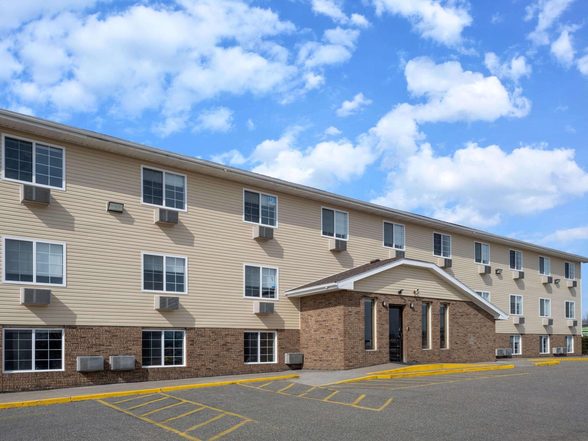 Vista Exterior Super 8 by Wyndham Clinton