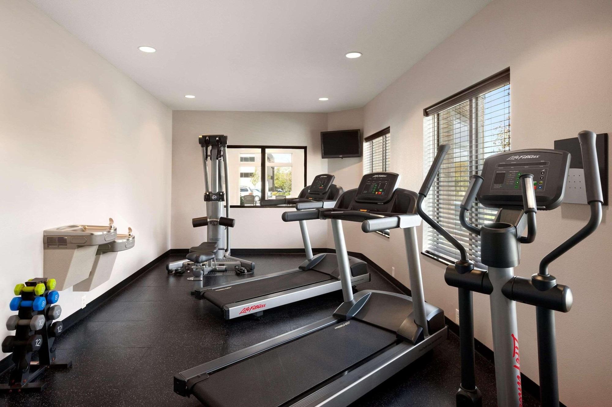 Gimnasio Country Inn & Suites by Radisson Roseville - St. Paul