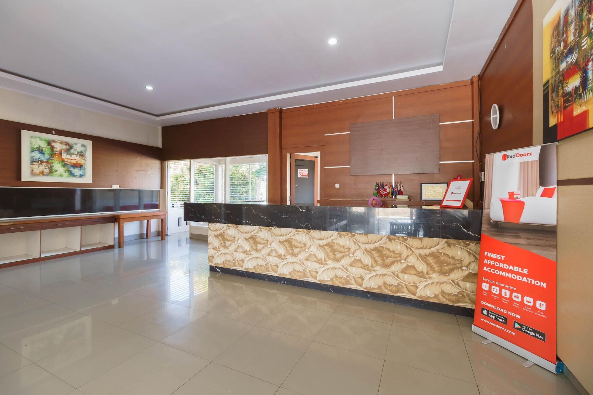 Vista Lobby RedDoorz @ Hotel Putri Gading Bengkulu