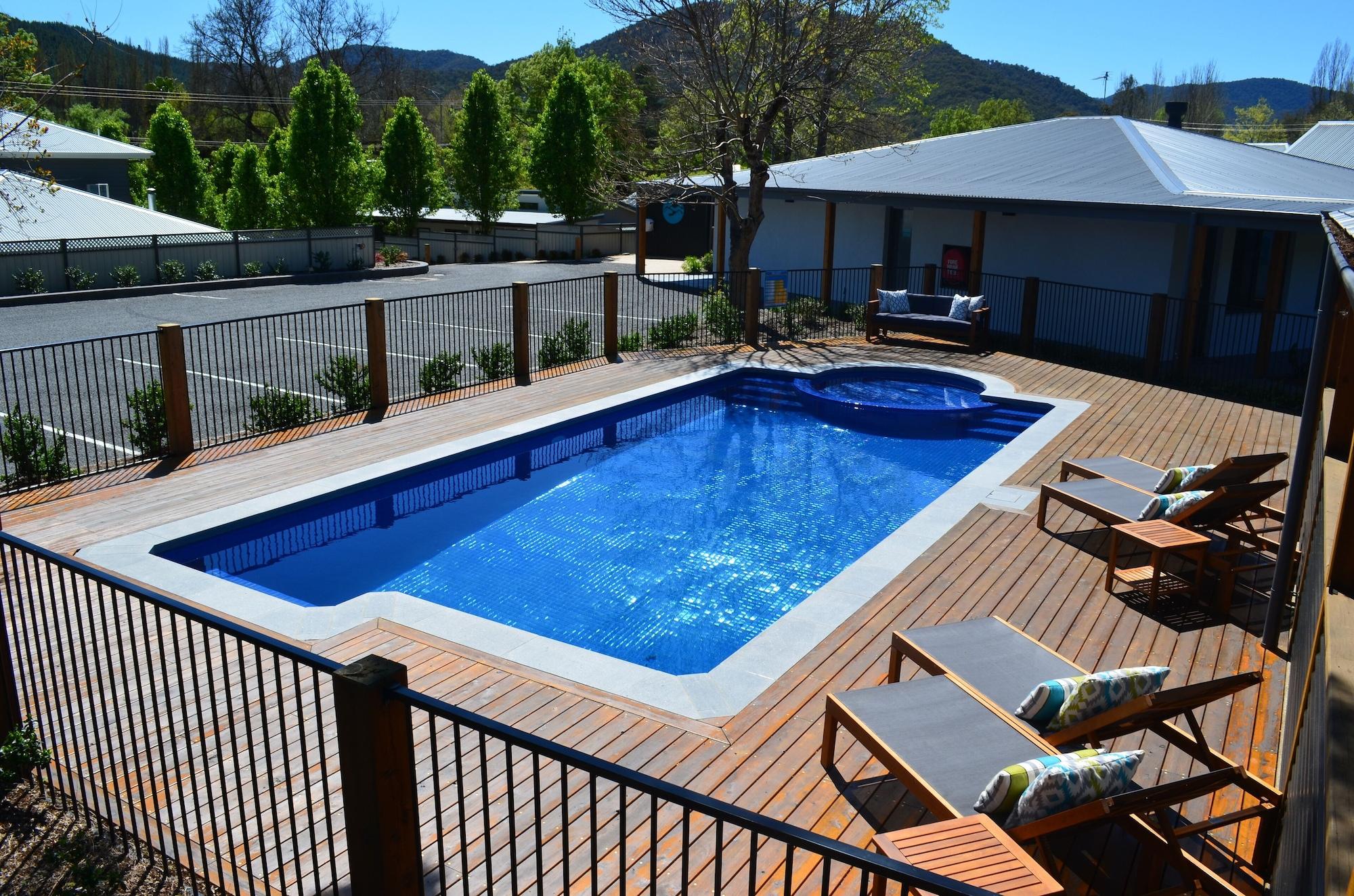 Varios Bright Colonial Motel