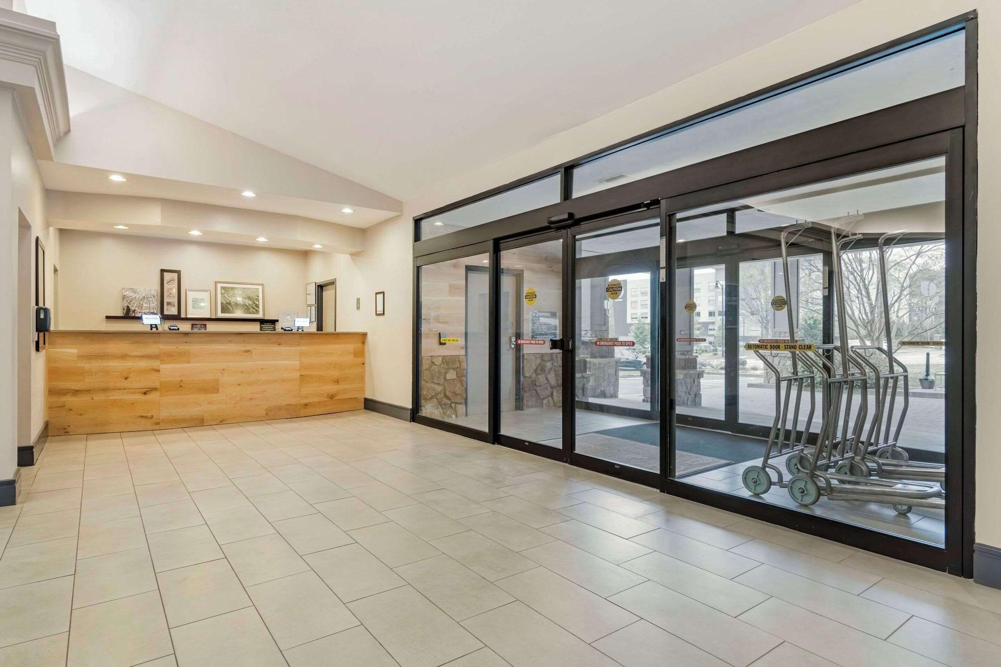 Vista Lobby Country Inn & Suites by Radisson, Atlanta Galleria/Ballpark, GA