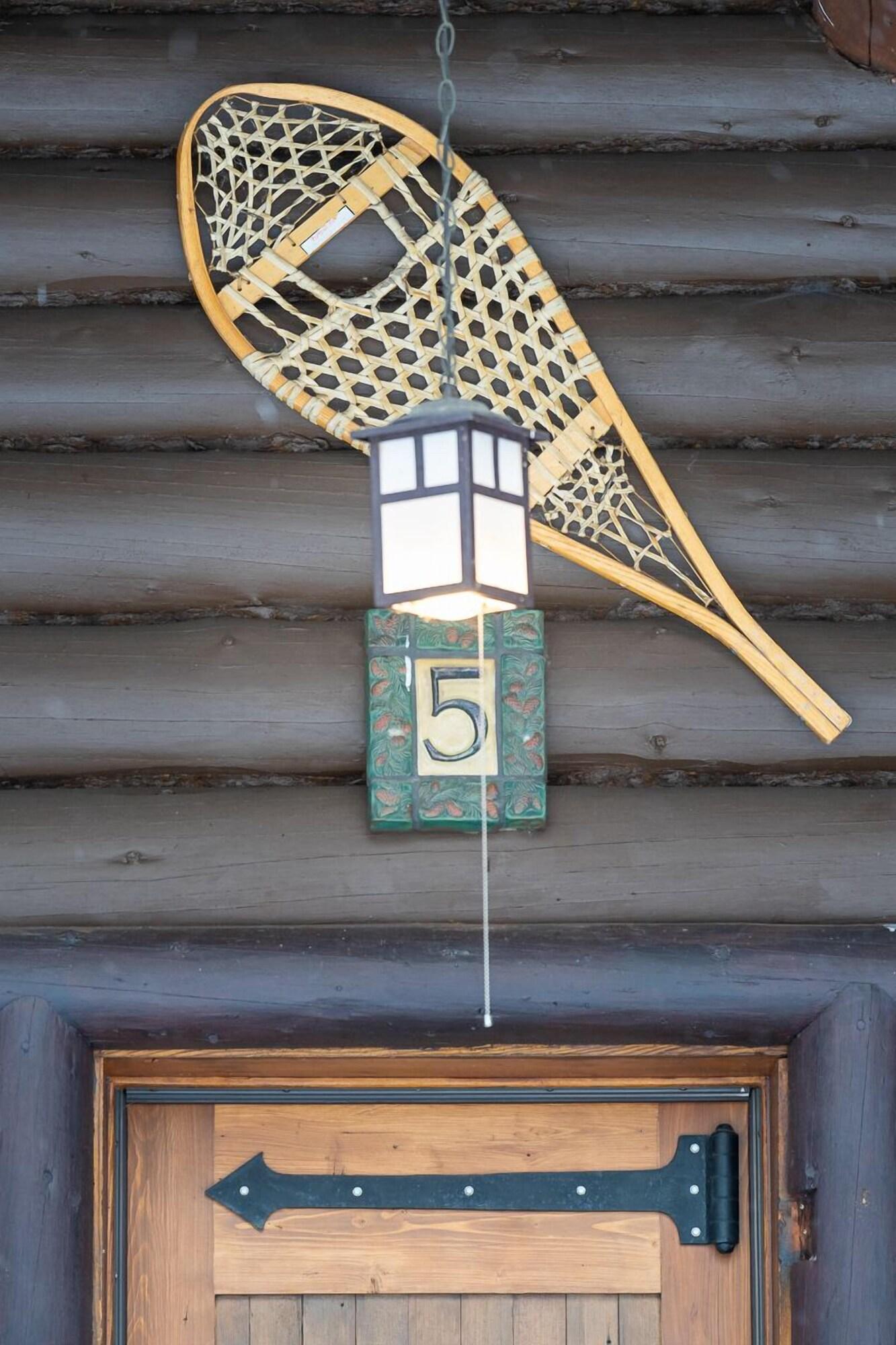 Vista Lobby Storm Mountain Lodge Cabins & Dining