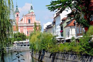 Alojamiento - Central Riverside Apartments Meščanka