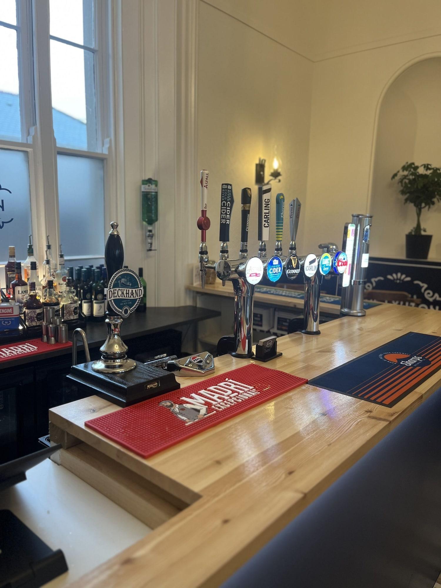 Bar/Salón Lynton House