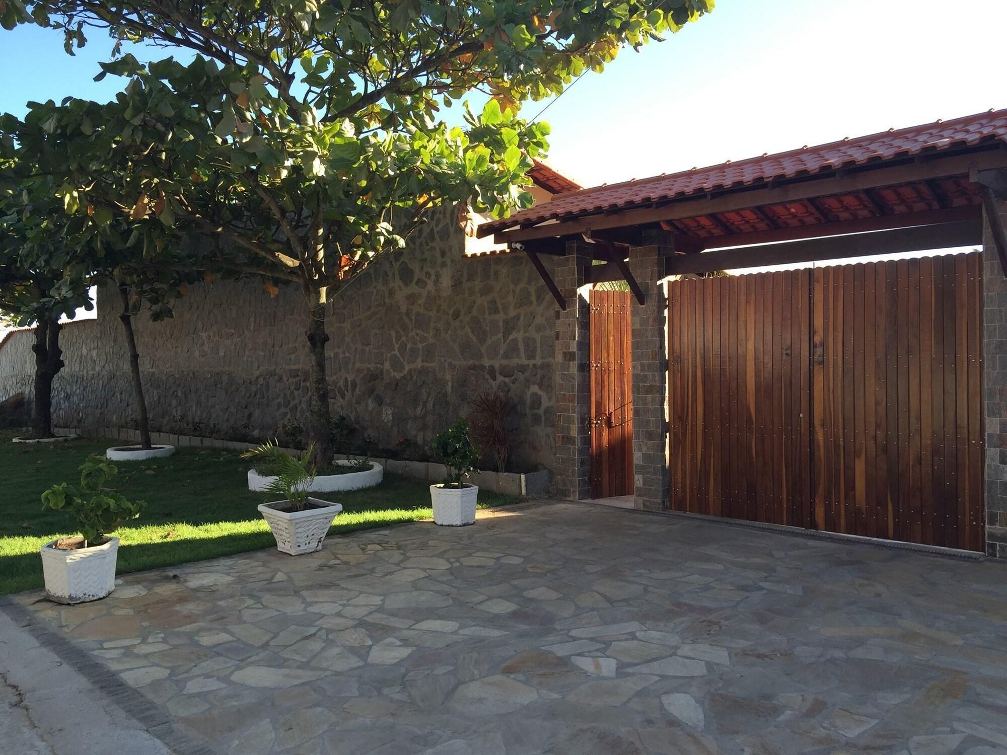 Vista Exterior Black Point Beach Club