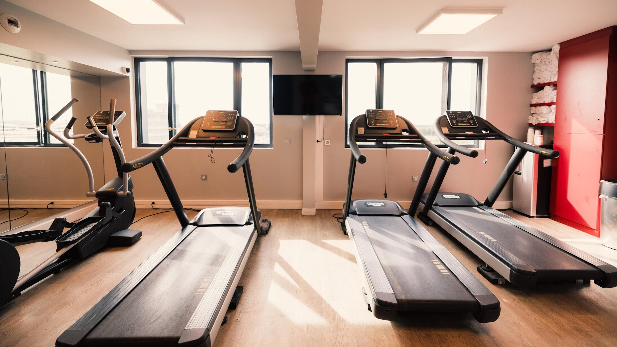 Vista Piscina Holiday Inn Express Paris - CDG Airport by IHG