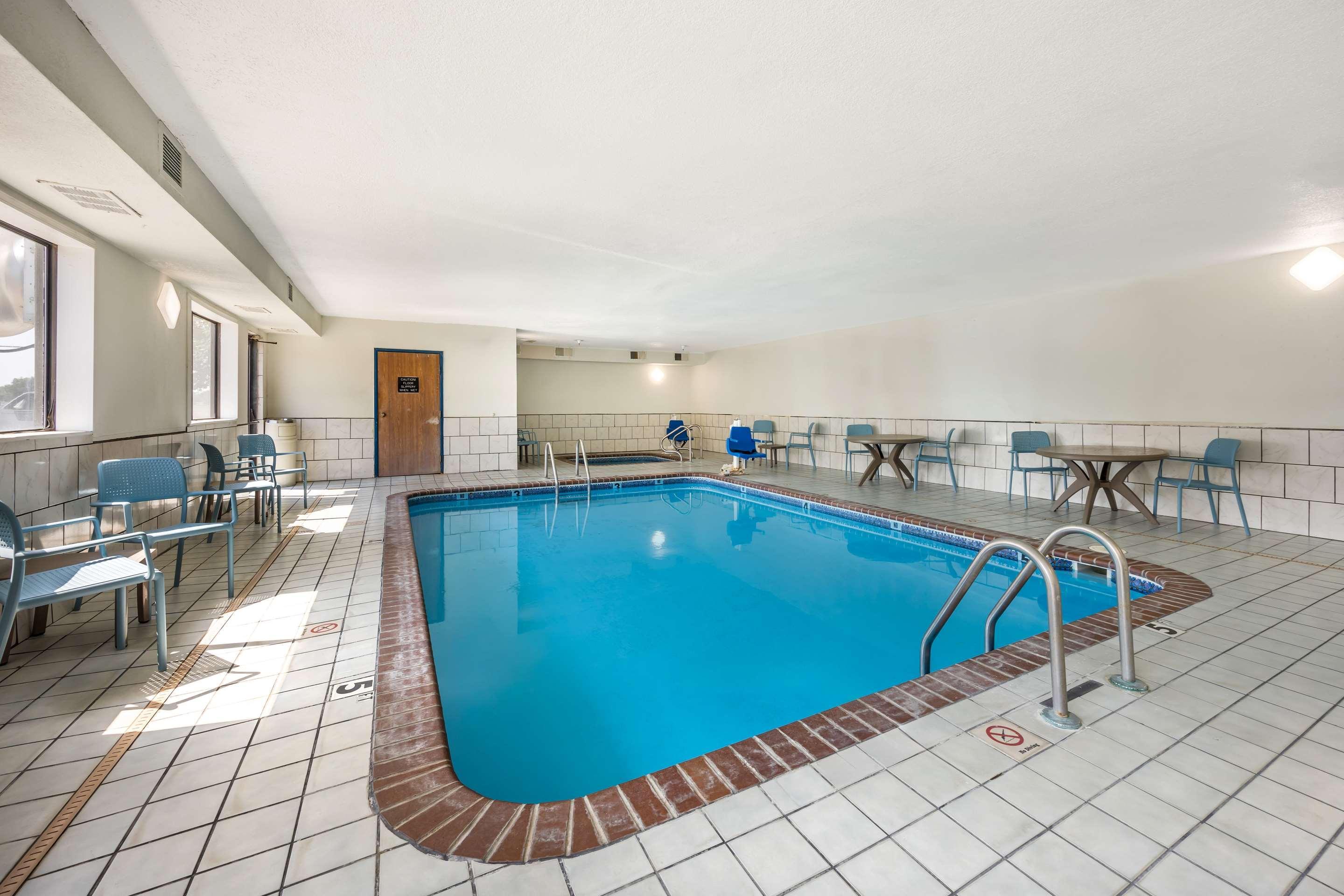 Vista Piscina Sleep Inn & Suites Salina I-135