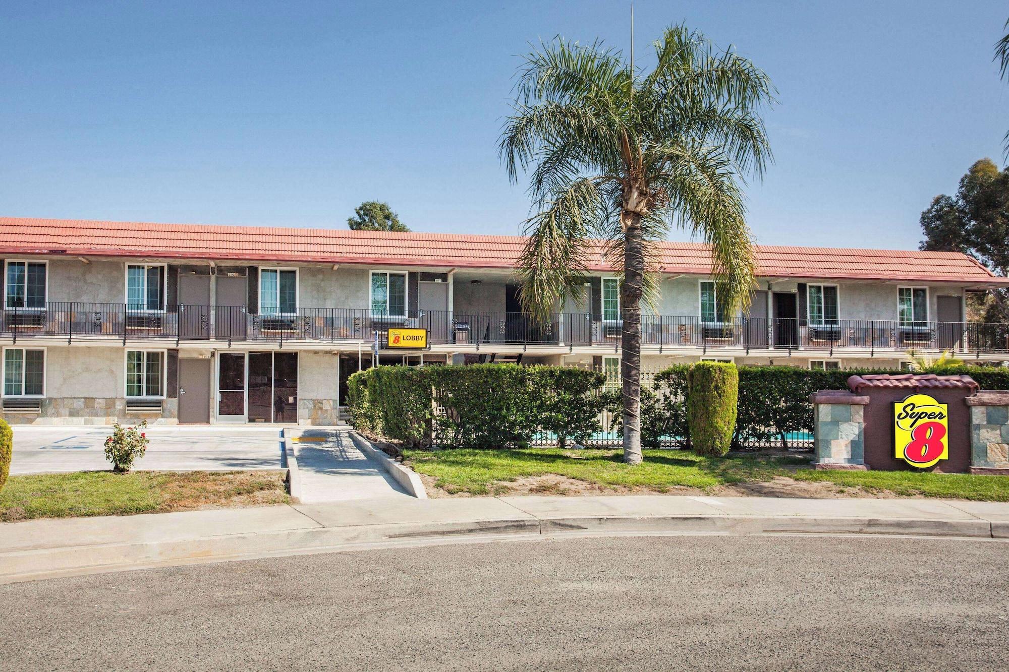 Vista Exterior Super 8 by Wyndham Redlands/San Bernardino