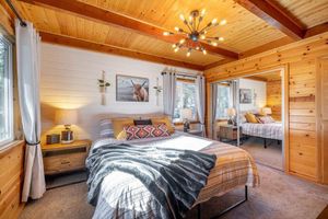 Alquiler Vacacional - MODERN RUSTIC CABIN W/SPA, WALKING DISTANCE TO SKI RESORT, ZOO & GOLF COURSE