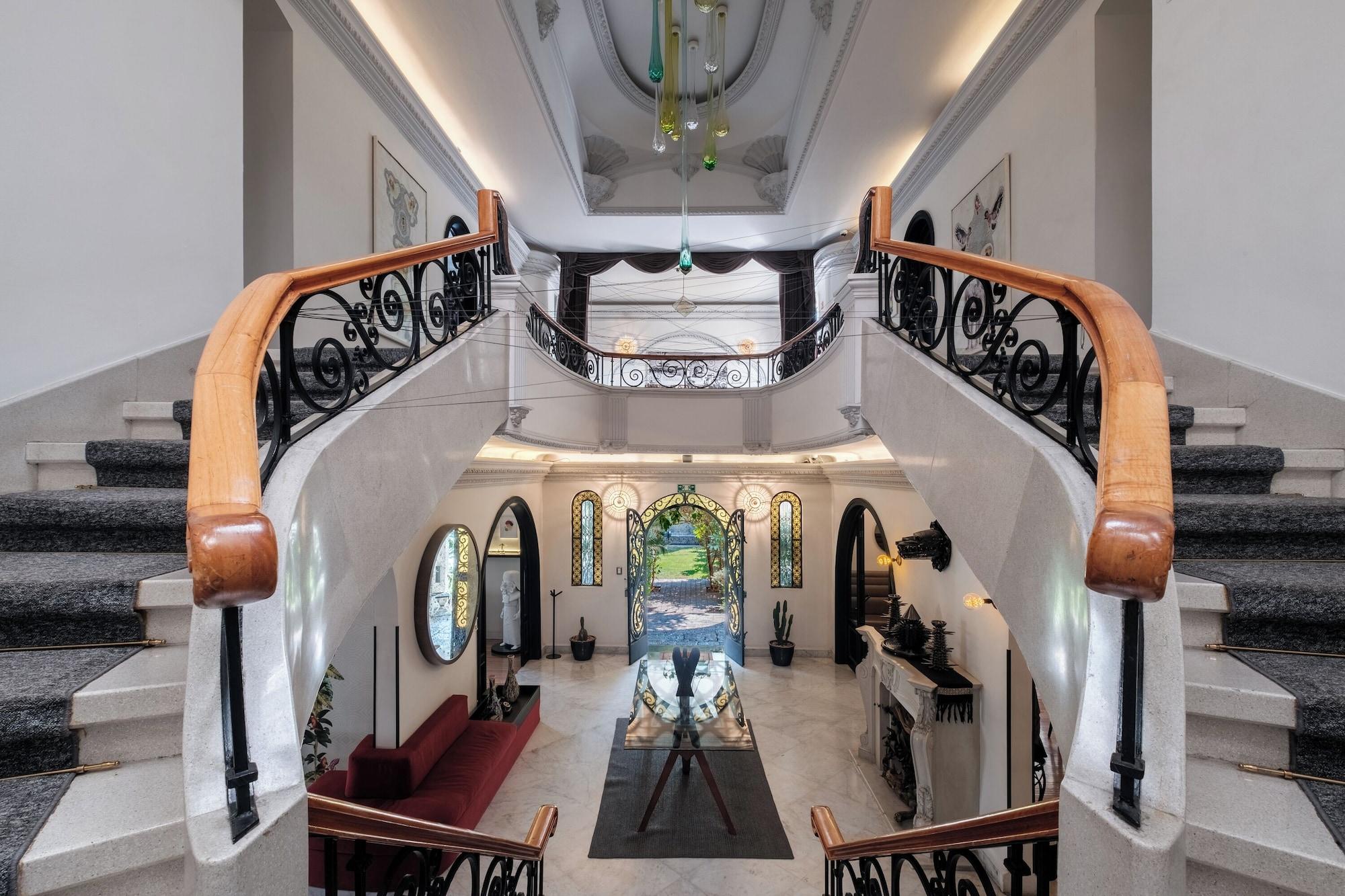 Vista Lobby Pug Seal Polanco Allan Poe