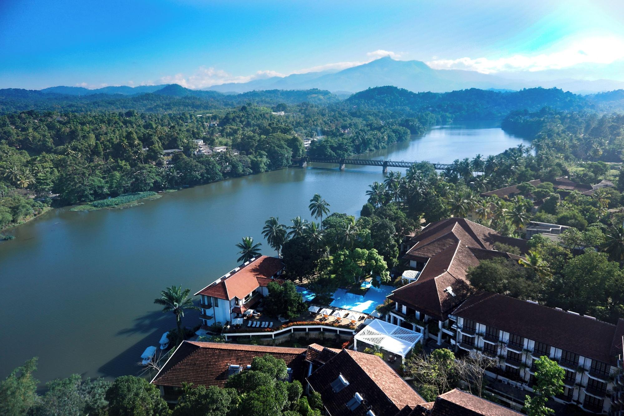Vista Exterior Mahaweli Reach Hotel