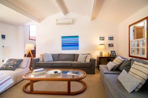 Alquiler Vacacional - Mansão com Seis Suítes Pé na Areia da Praia dos Ossos e Próx. à Rua das Pedras Por Luxury Rentals