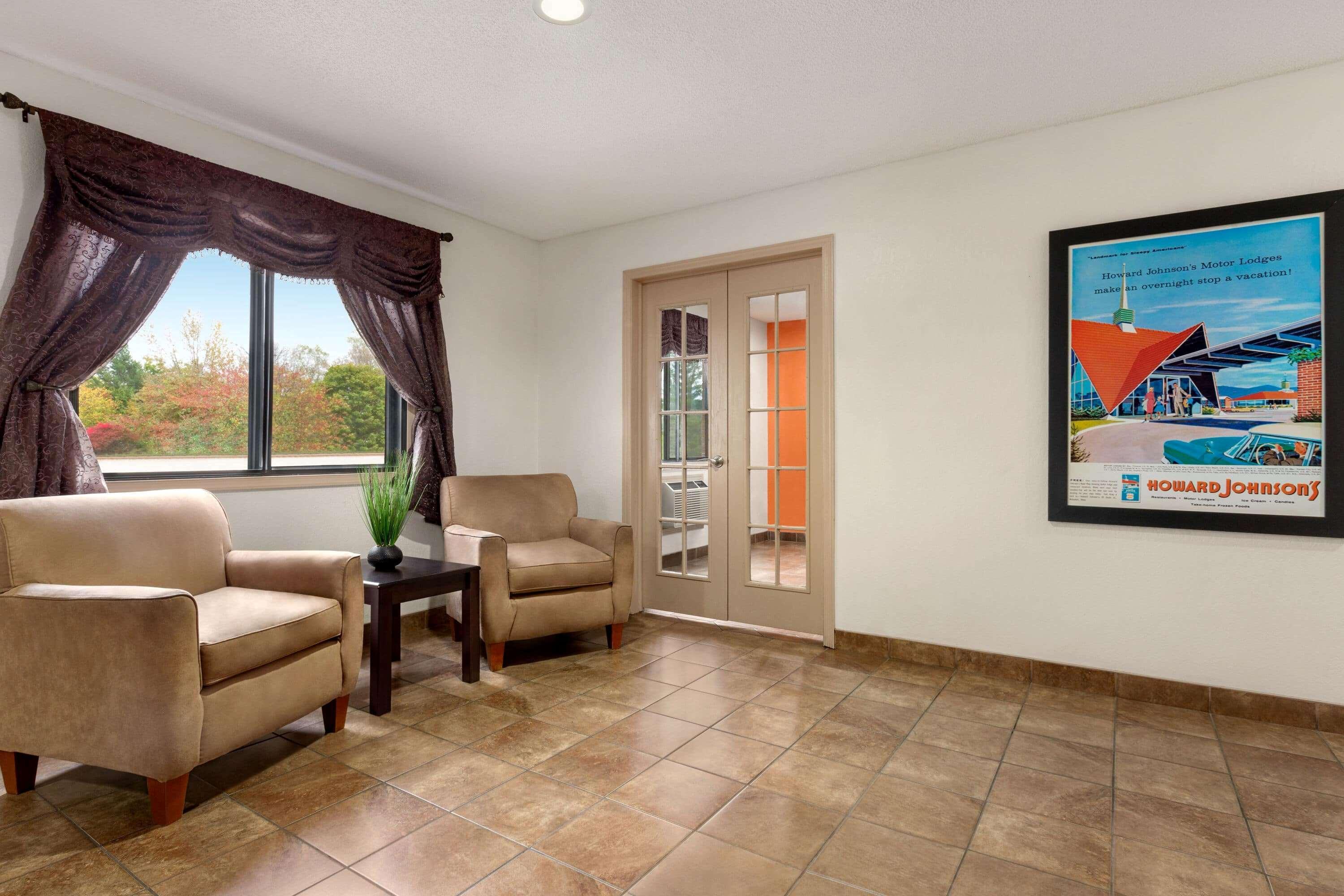 Vista Lobby Howard Johnson by Wyndham Waterloo/Cedar Falls