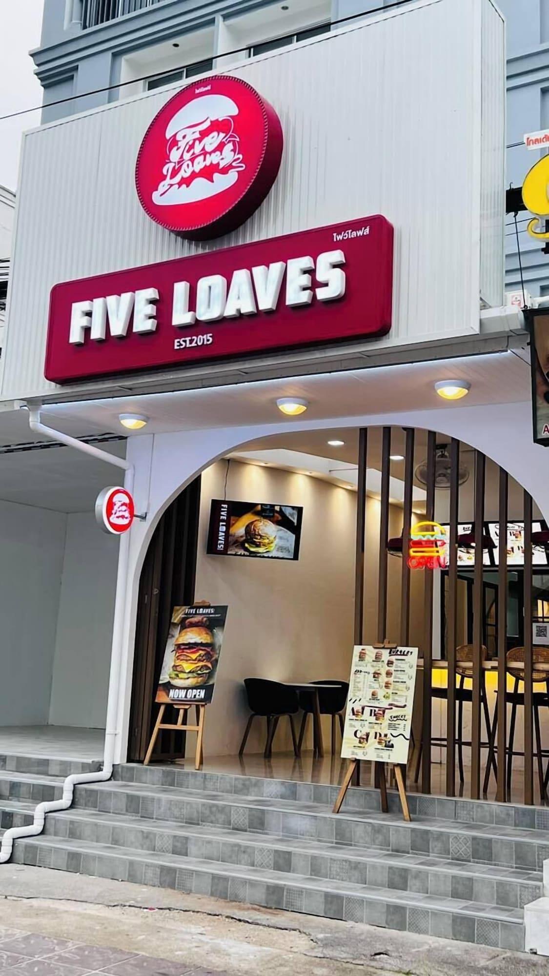 Vista da fachada Five Loaves Beds Patong
