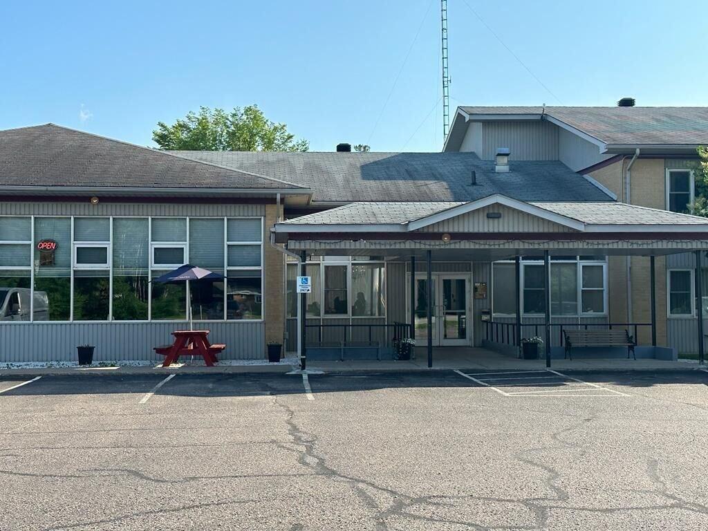 Vista Exterior Bears Den Lounge and Motel