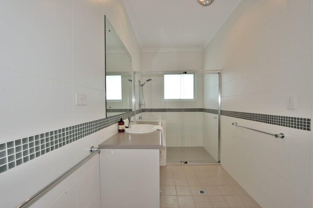 Baño Amawind Rockingham Apartments