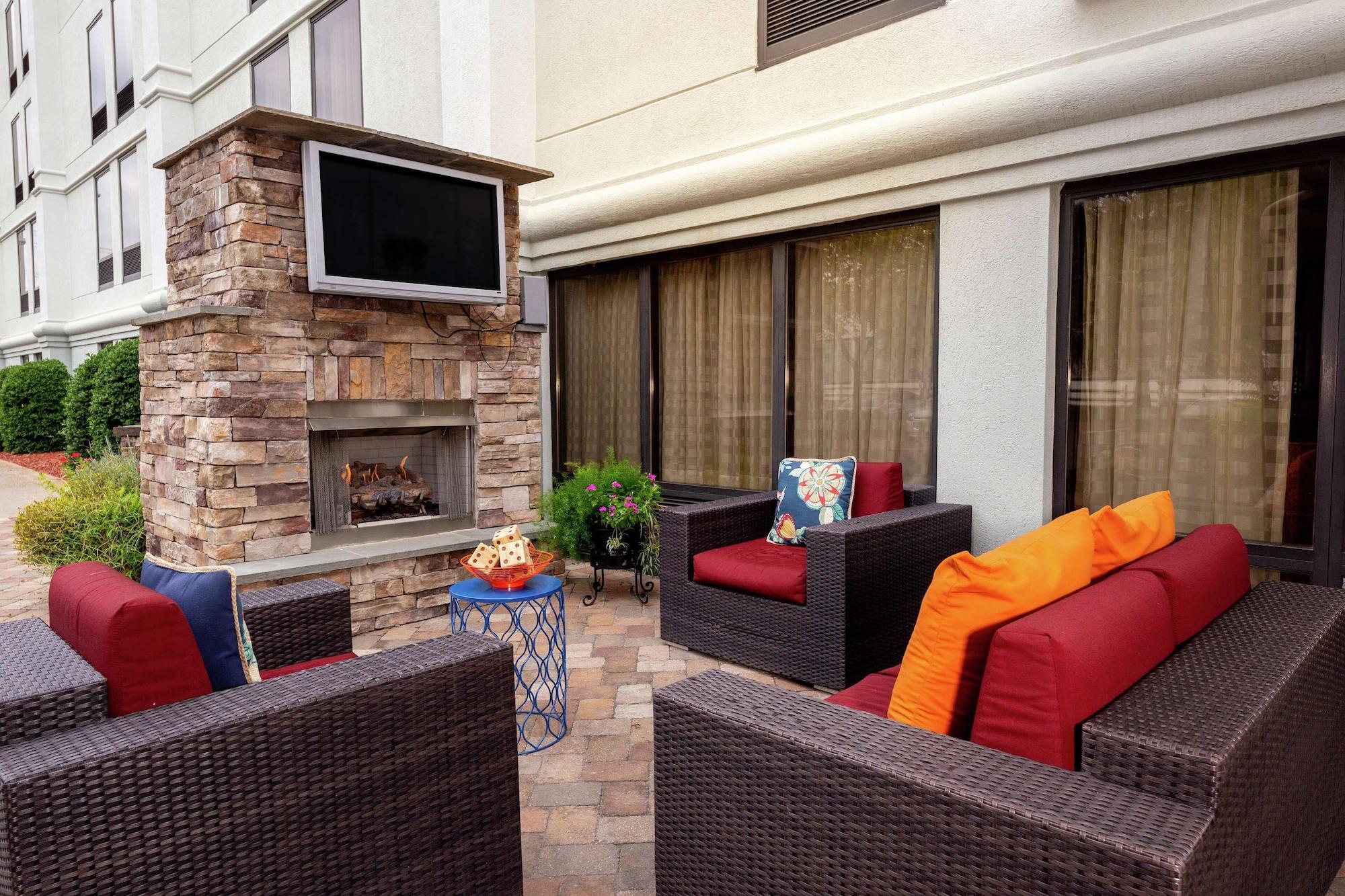 Vista Exterior Hampton Inn Winston-Salem Hanes Mall