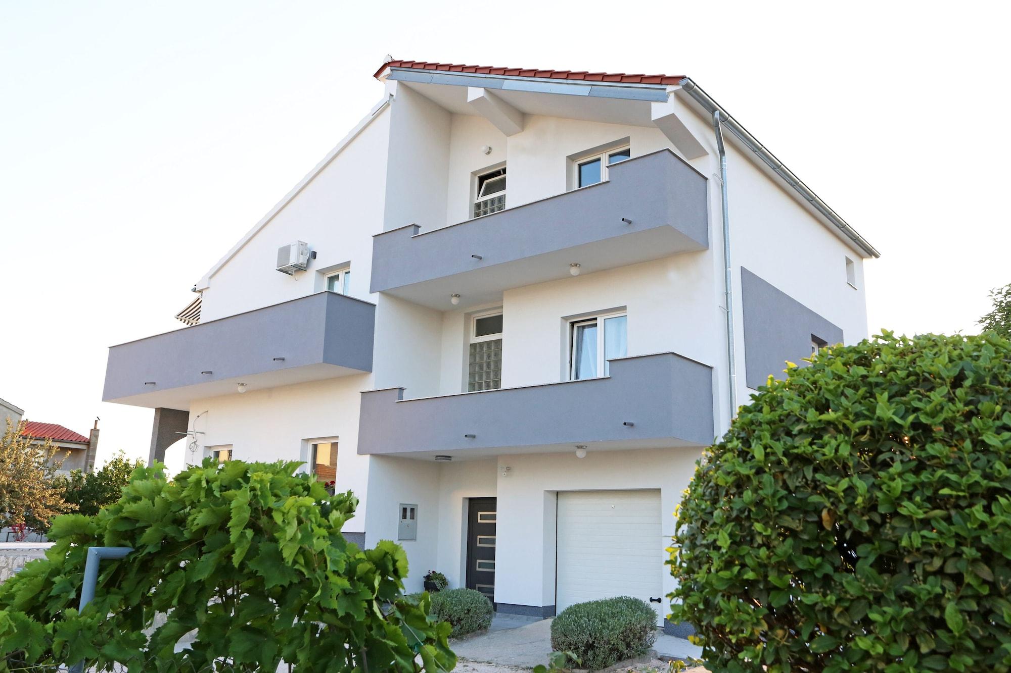 Varios Guesthouse Villa DomeNico