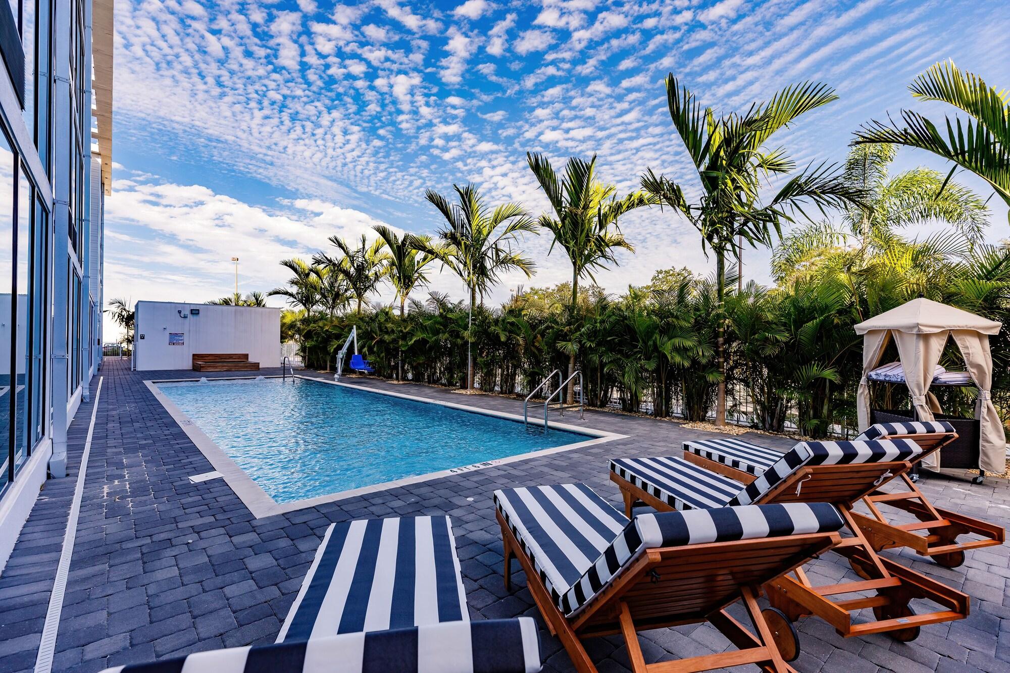 Vista da piscina Kompose Hotel Sarasota