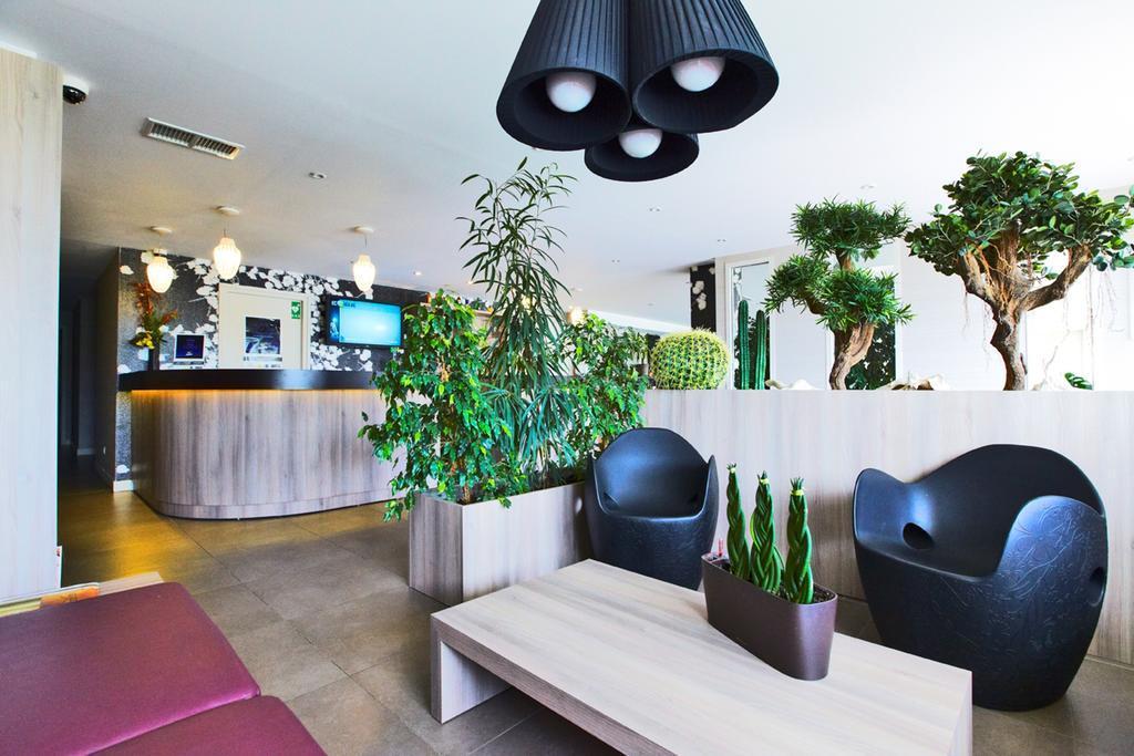 Vista Lobby Kyriad Lyon Est - Saint Bonnet De Mure