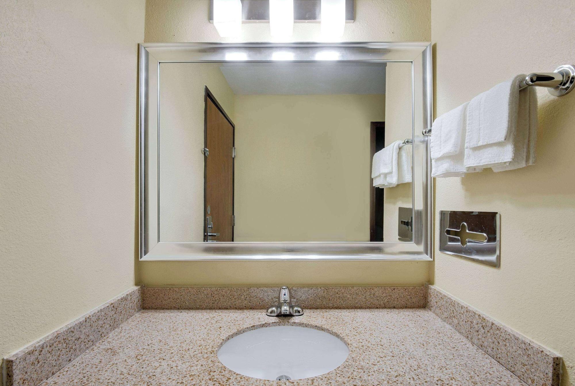 Gimnasio Super 8 by Wyndham Kansas City