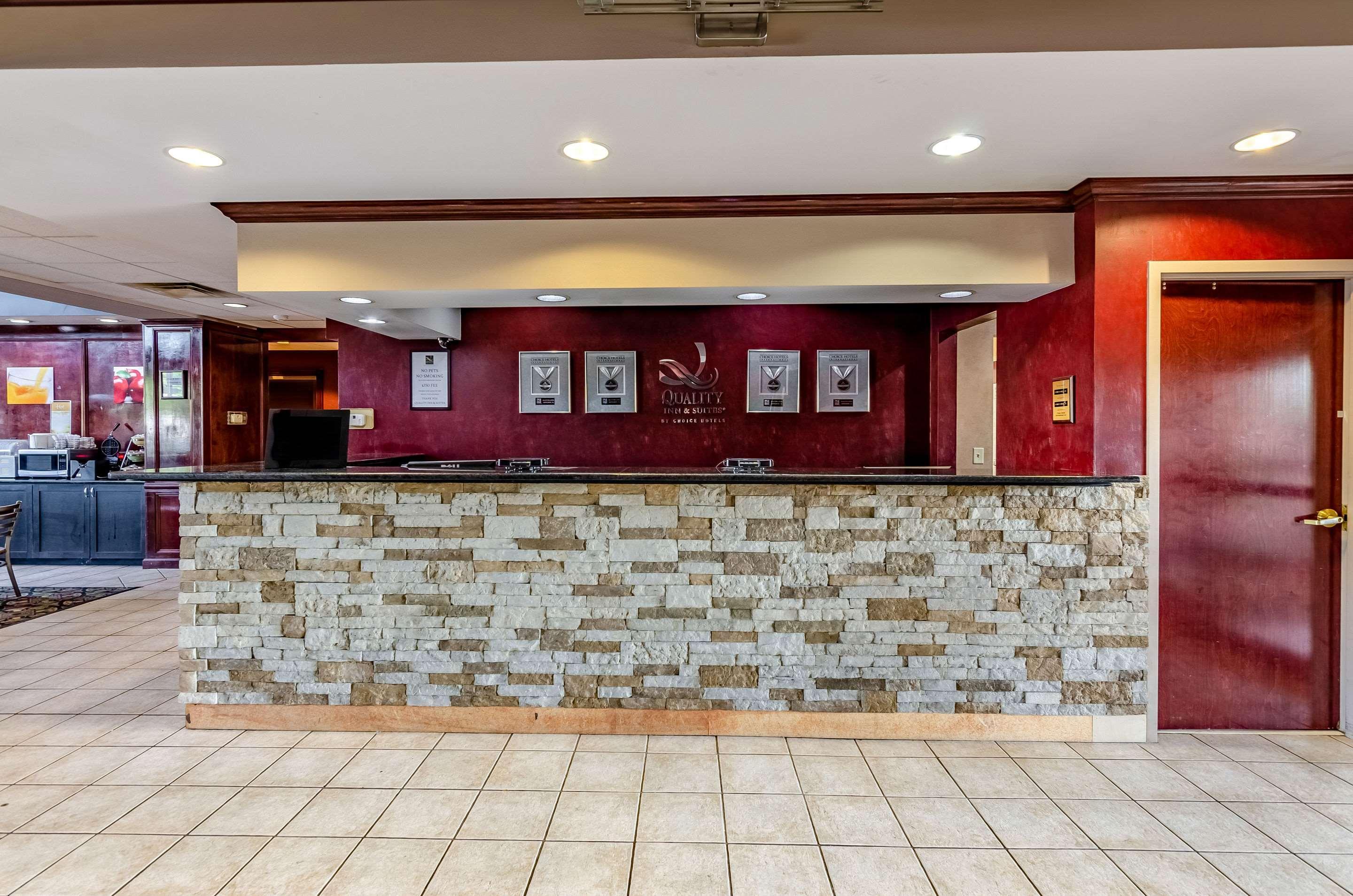 Vista Lobby Quality Inn & Suites Abingdon