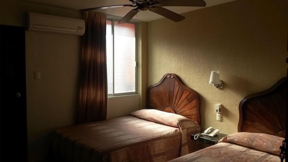 Varios Hotel California