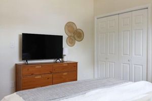 Alquiler Vacacional - Renovated Downtown Private Home with tranquil backyard, fully fenced