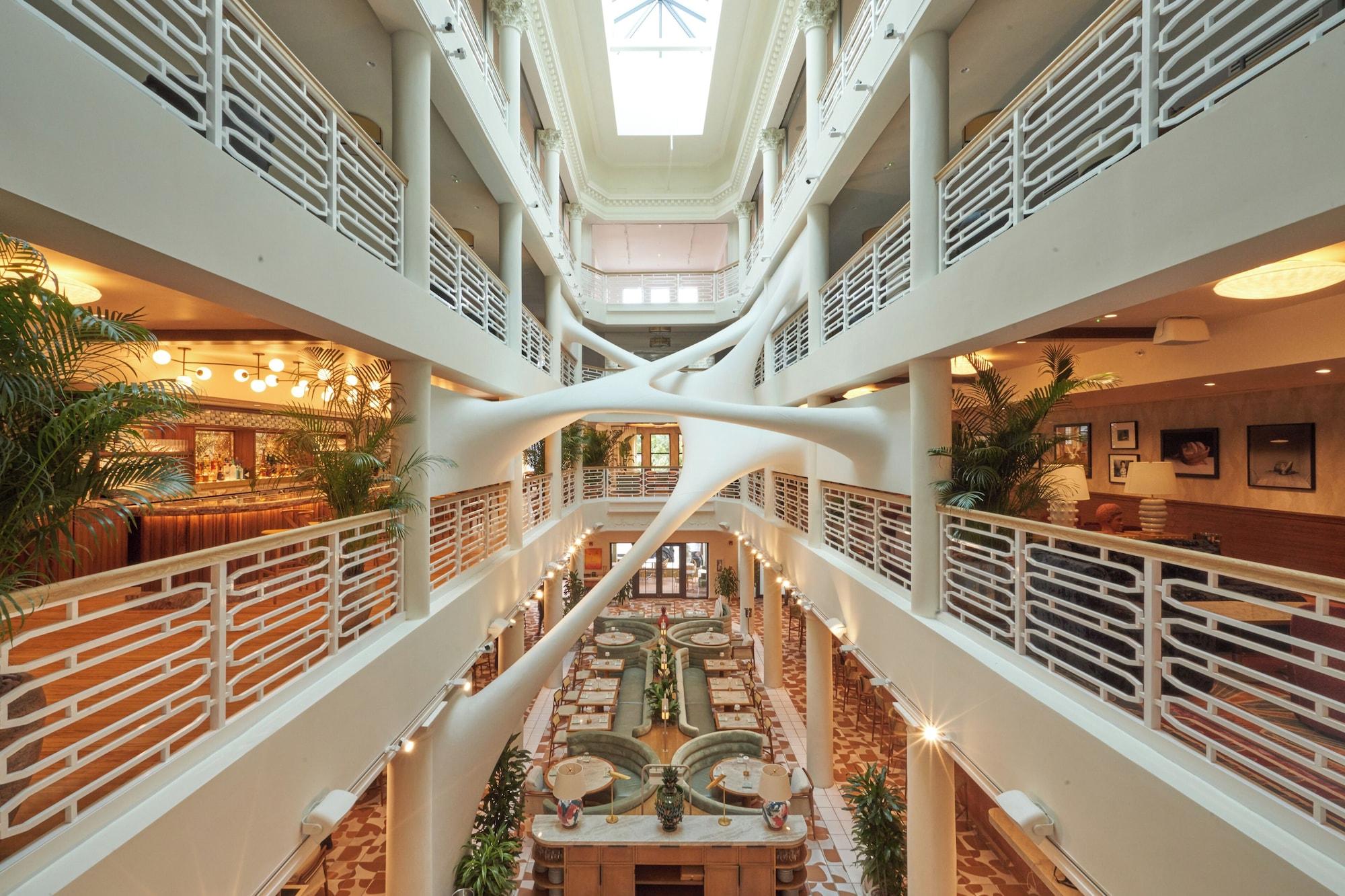 Varios The Moore Miami