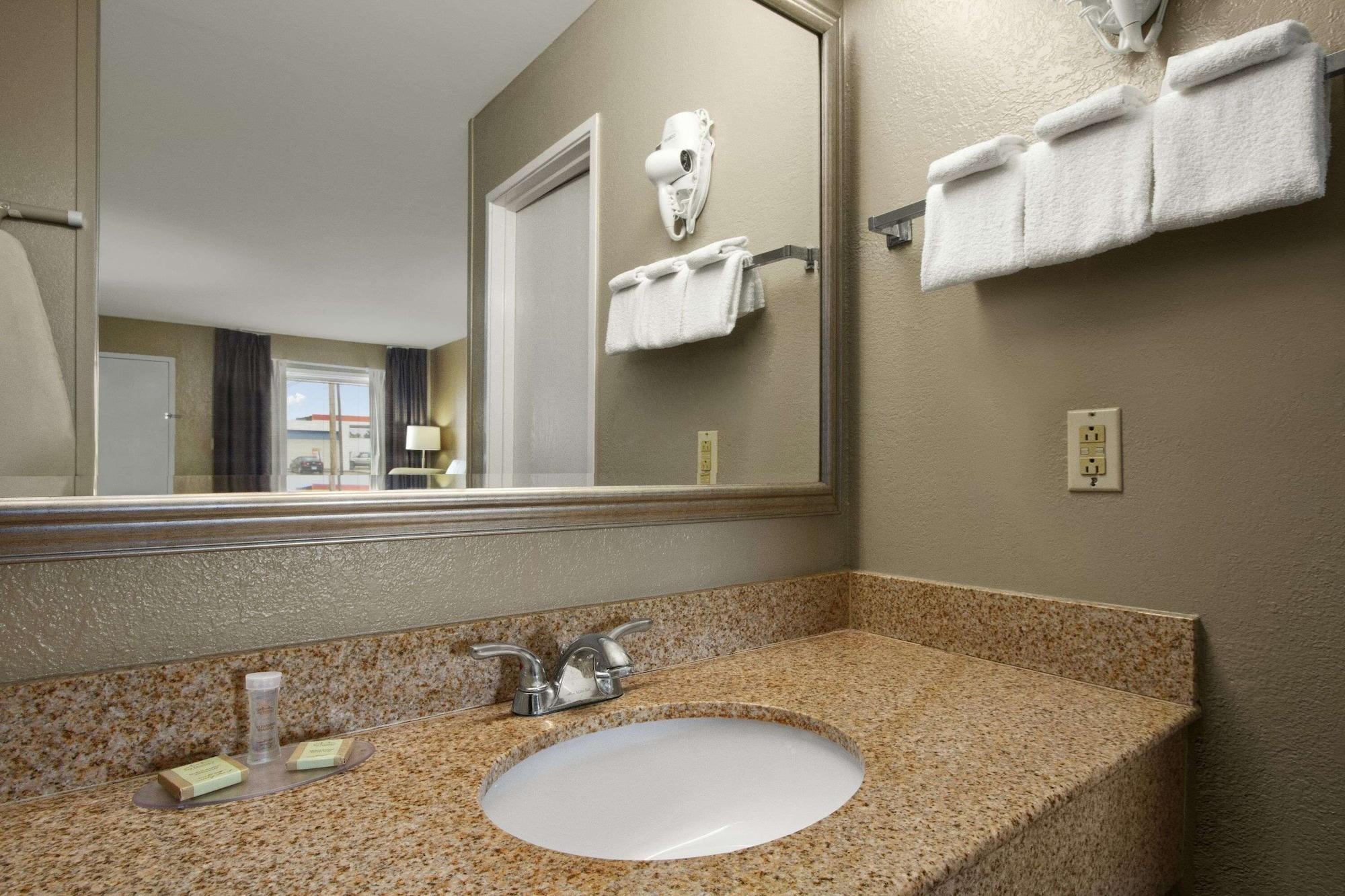 Equipamiento de Habitación Super 8 by Wyndham Tupelo Airport