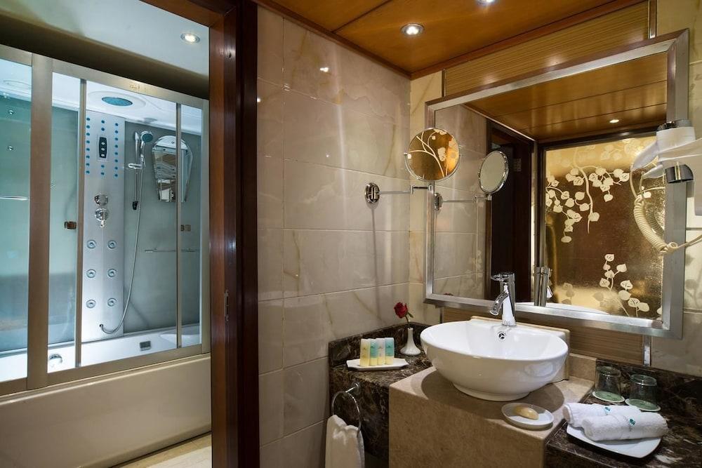 Baño MS Esmeralda Nile Cruise (3/4/7 nights from Aswan or Luxor)