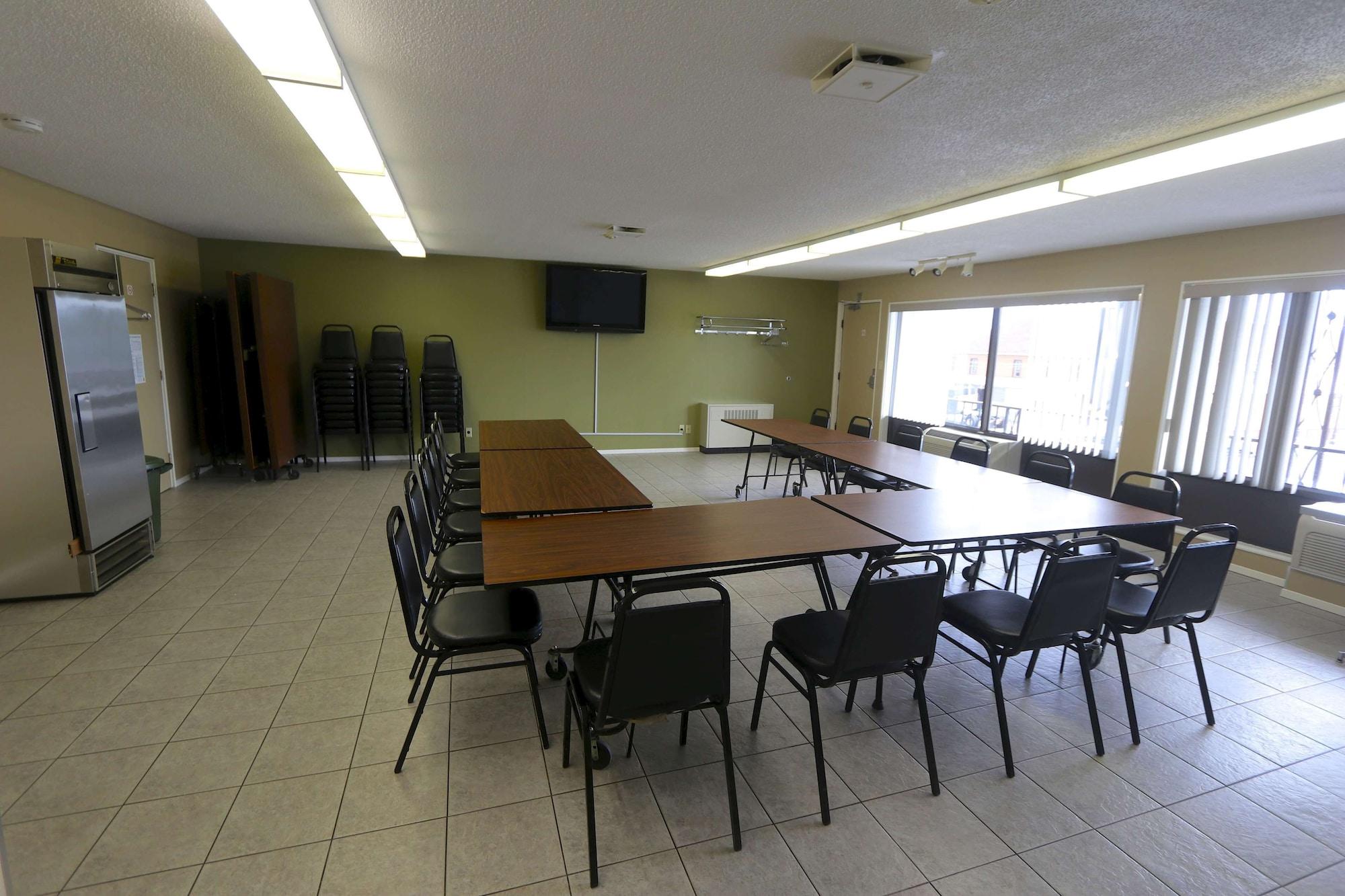 Sala de Reuniones Super 8 by Wyndham Hearst ON