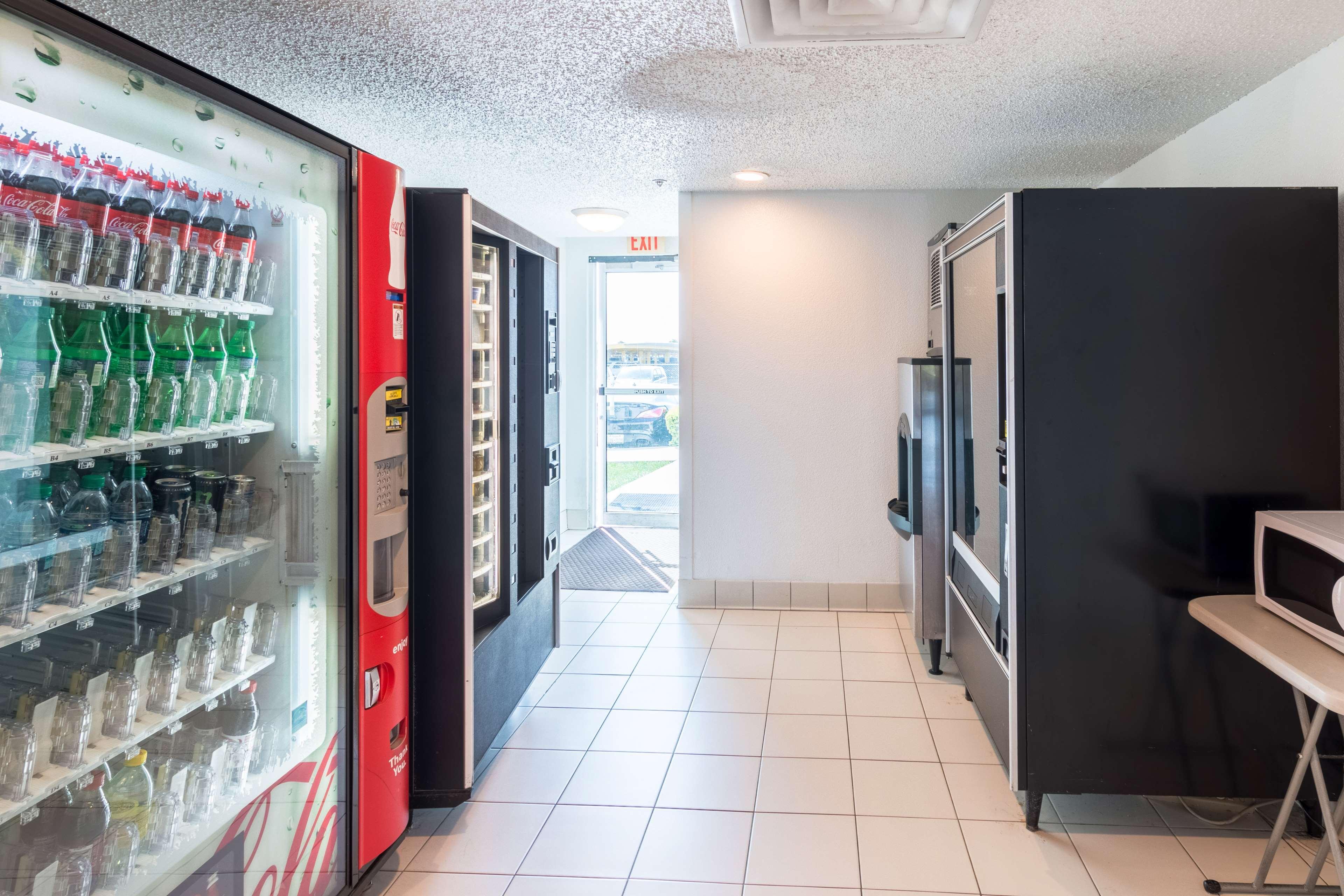 Vista Exterior Motel 6 Irving, TX - DFW Airport North