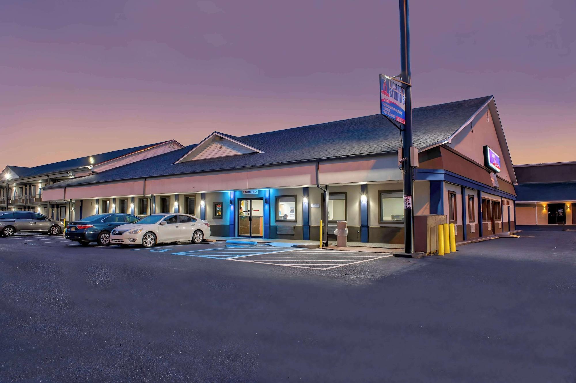 Vista Exterior Studio 6 Jackson, MS - I-55