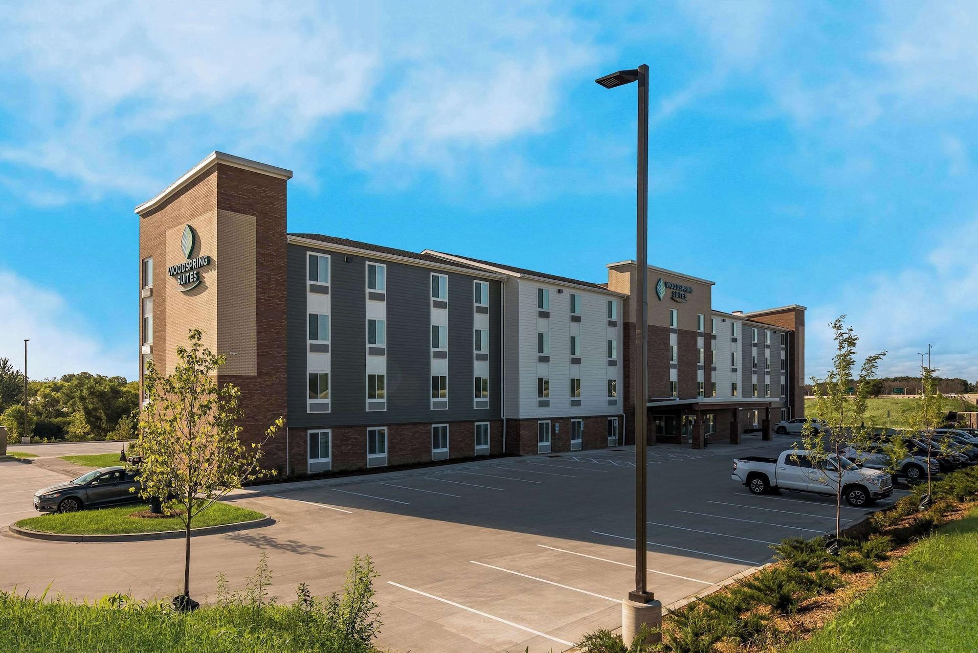 Vista Exterior Woodspring Suites Milwaukee - Menomonee Falls
