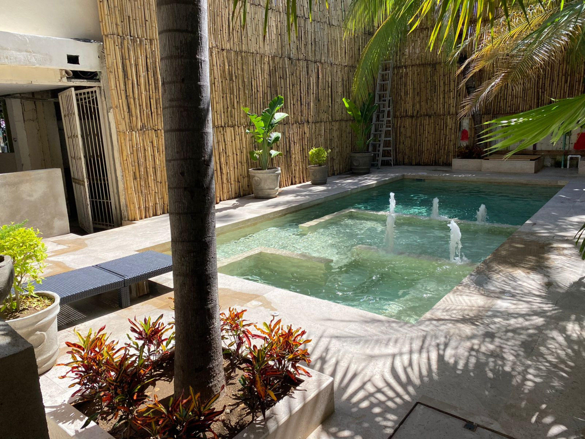 Vista Exterior Hotel Ashly