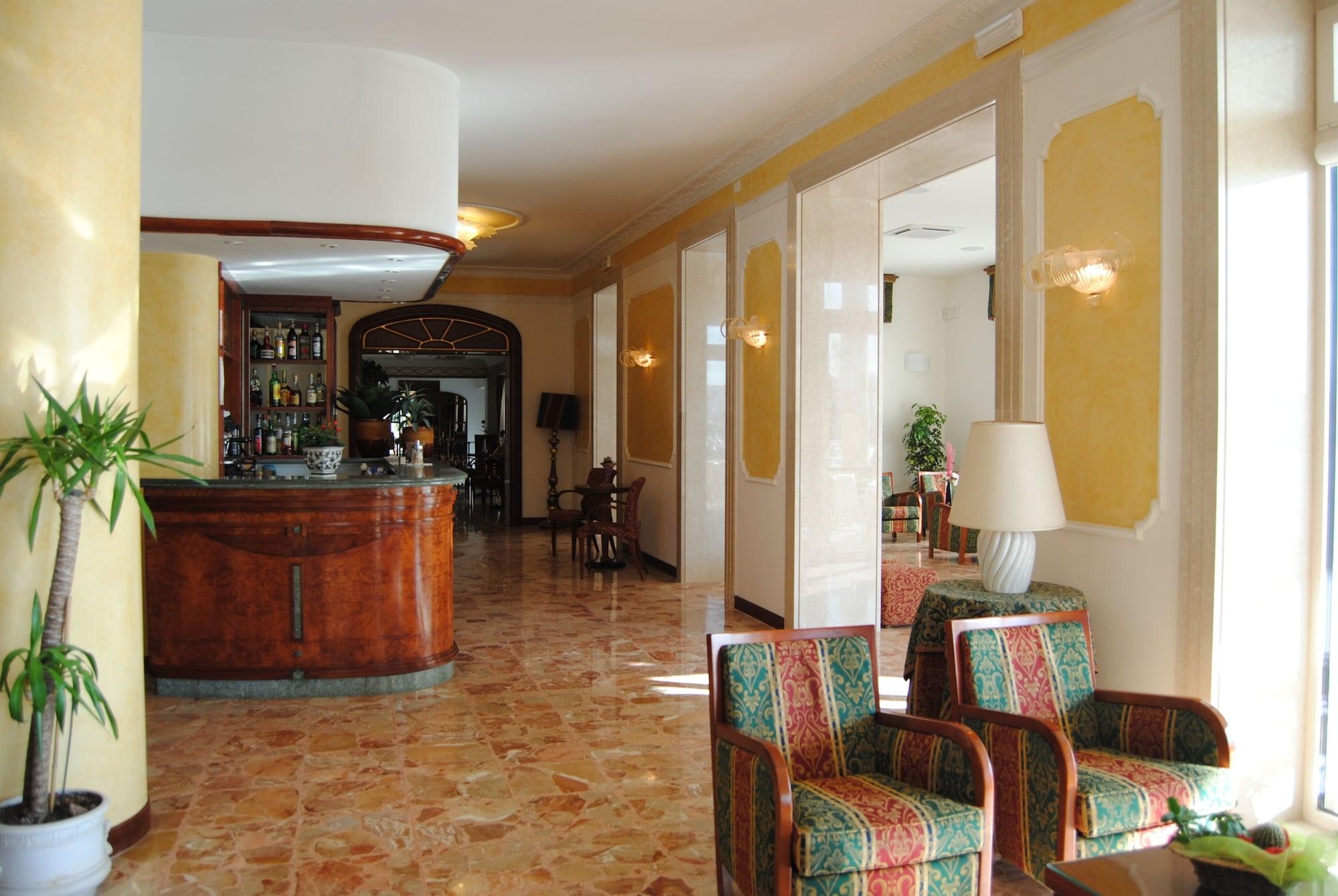 Bar/Salón Hotel Capri & Residence