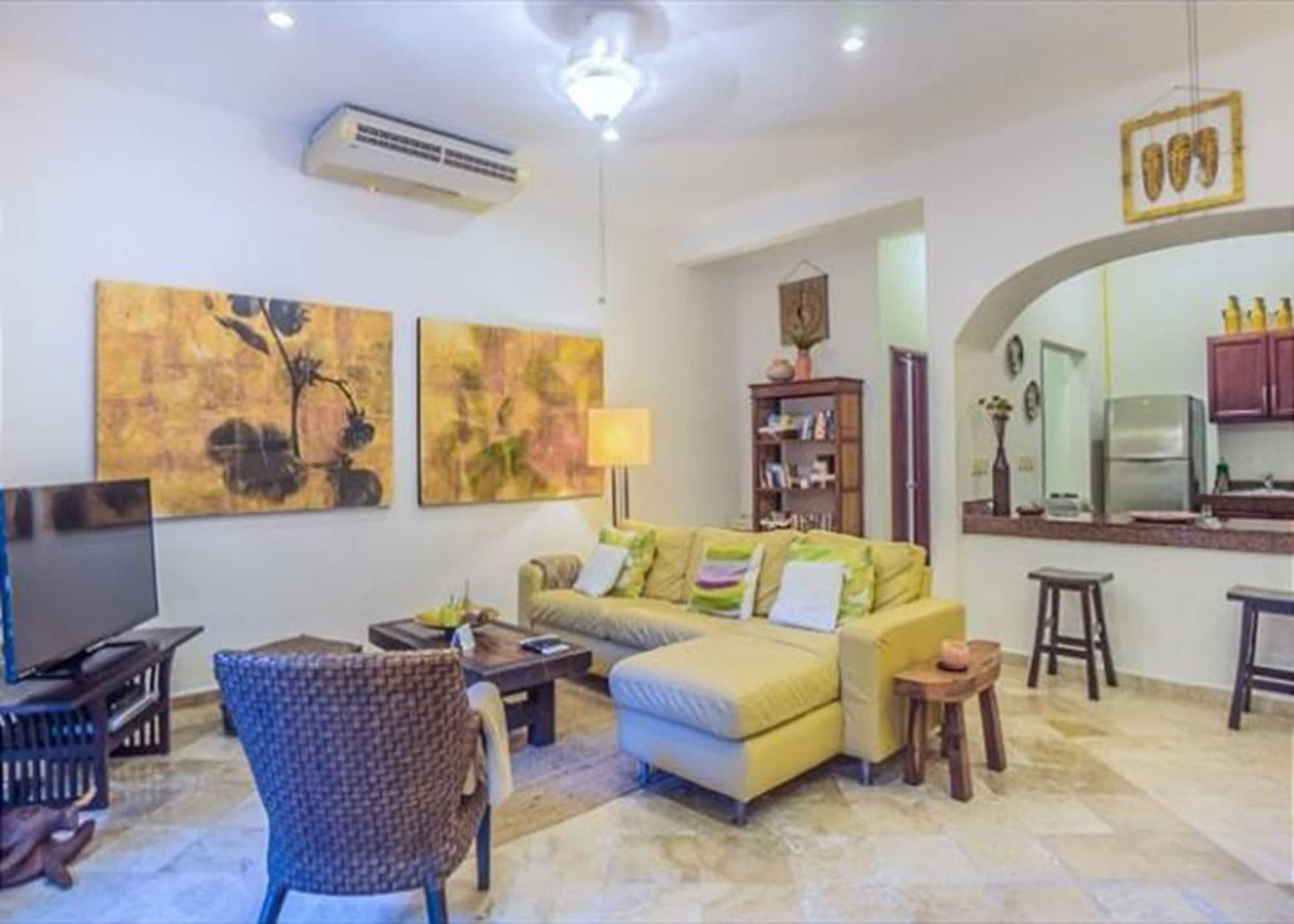 Varios Magic, 1 block from Mamitas Beach by Tripintravel