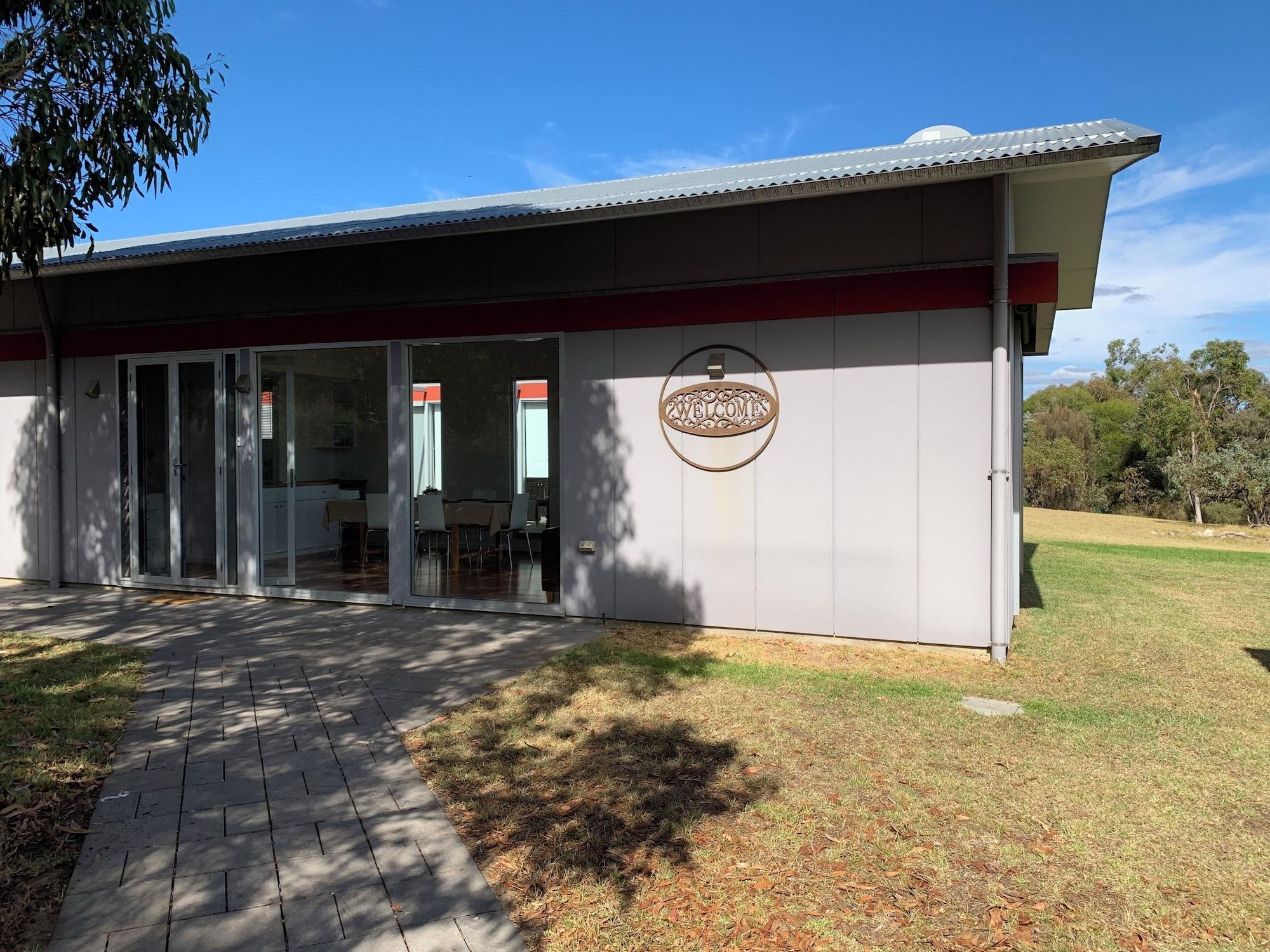 Vista Lobby Lush Pastures