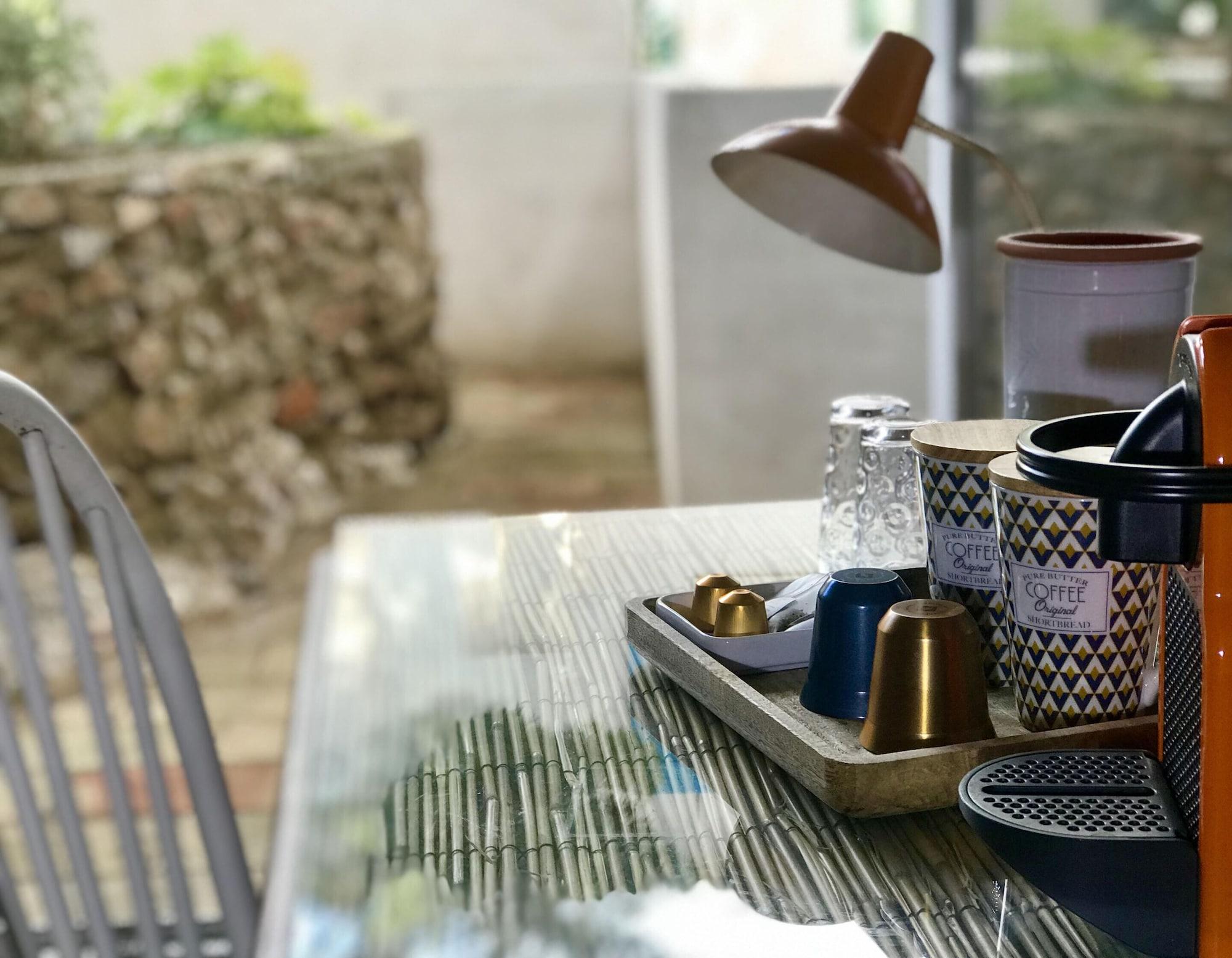 Varios La Singulière